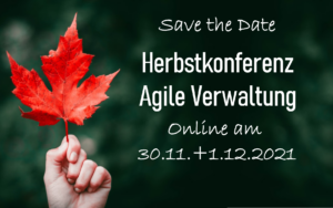 Eine Hand hält ein rotes Ahornblatt hoch; Text: Save the Date Herbstkonferenz Agile Verwaltung Online am 30.11. + 1.12.2021, weitere Infos folgen