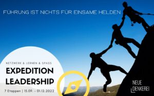 Schwarze Silhoutten dreier Kletterer am Berg, die sich Hand-in-Hand gegenseitig helfen, Hintergrund: blauer Himmel; Text: Führung ist nichts für einsame Helden - Expedition Leadership