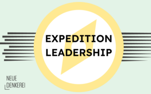 Grafik aus einem stilisierten Kompass in gelb auf zartgrünem Untergrund. Text: Expedition Leadership